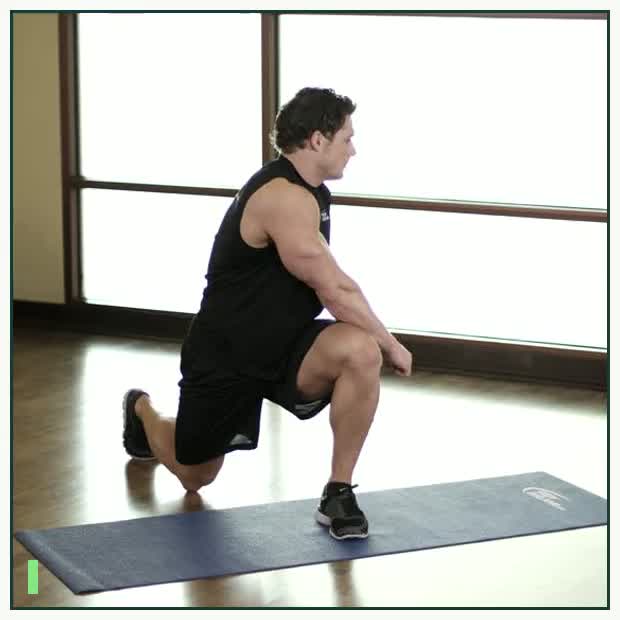 Crossover Reverse Lunge demonstration