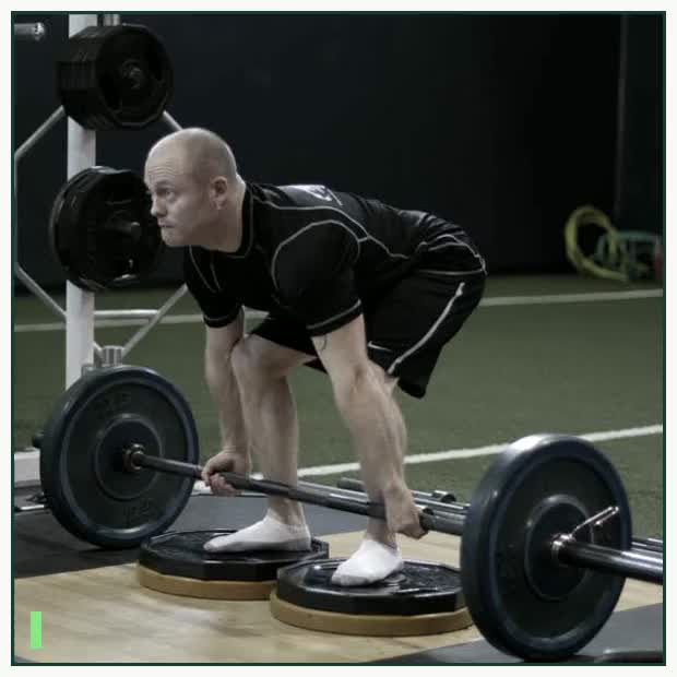 Deficit Deadlift demonstration