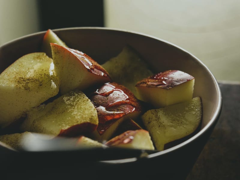 Apple with Cinnamon Almond Butter — Snack, 193 kcal, 4g protein