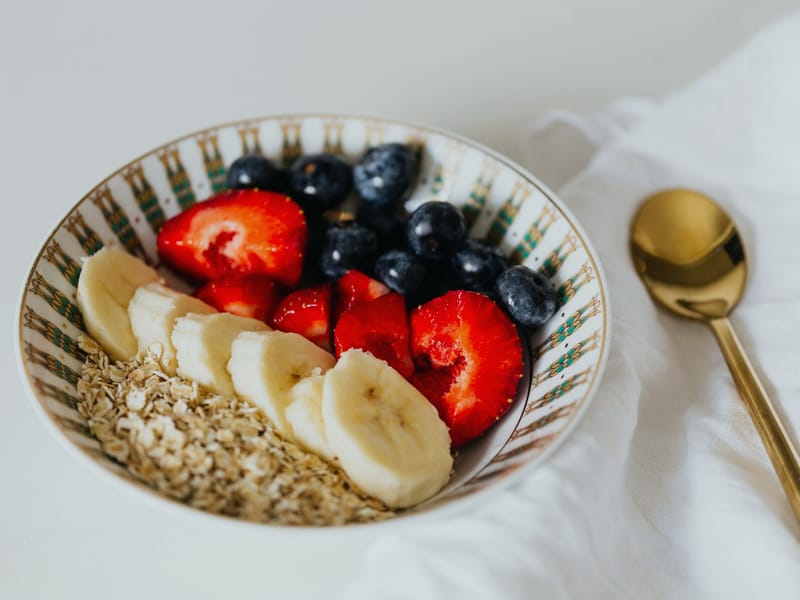 Berry Oatmeal Breakfast Bowl — Breakfast, 410 kcal, 15g protein