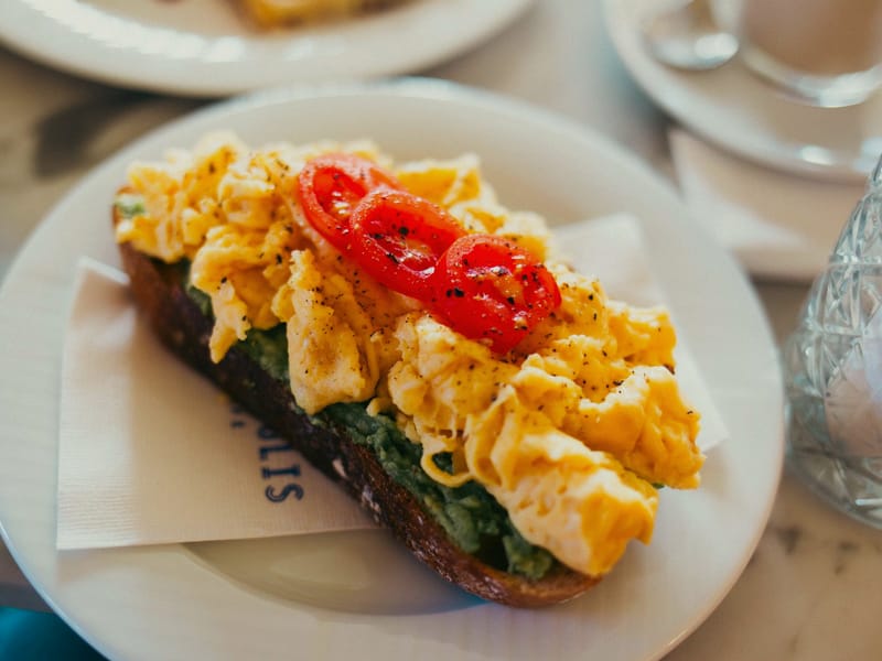 Scrambled Eggs with Avocado Toast — Breakfast, 558 kcal, 16g protein