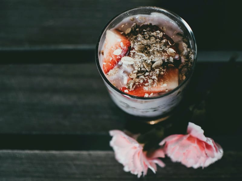 Strawberry & Yogurt Parfait — Breakfast, 306 kcal, 20g protein